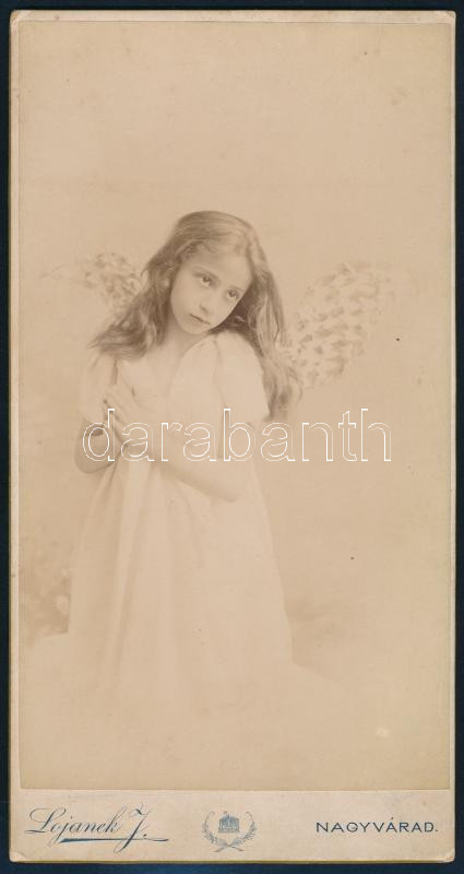 1899 Angyalkának öltözött kislány portréja, hátoldalon feliratozott keményhátú fotó Lojanek János nagyváradi műterméből, 20,5×11 cm