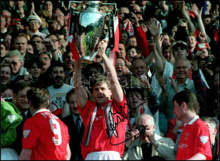Mark Hughes walesi labdarúgó, edző, a Manchester United volt játékosának autográf aláírása őt ábrázoló fotónyomaton, tanúsítvánnyal, 40x30 cm / Autograph signed photo of Mark Hughes Welsh footballer, manager, former Manchester