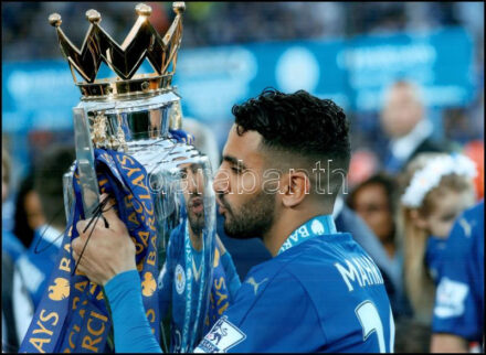 Riyad Mahrez labdarúgó, jelenleg a Manchester City, korábban a Leicester City (a 2015-16-os Premier League-győztes csapat tagja) játékosának autográf aláírása őt ábrázoló fotónyomaton, tanúsítvánnyal, 40x30 cm / Autograph signed