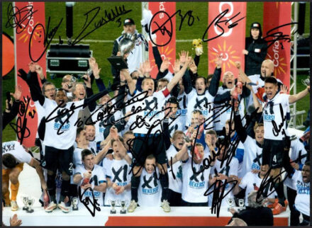 A Club Brugge belga labdarúgócsapat 2015-ös kupagyőztes csapatának játékosai által aláírt fotónyomat, tanúsítvánnyal (össz. 24 aláírás, a tanúsítványon név szerint felsorolva), 40x30 cm / Club Brugge Belgian football club's