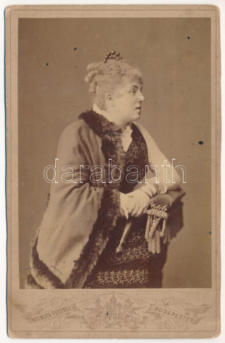 Blaha Lujza portré fotója. Keményhátú fotó Kozmata Ferenc Budapesten Kristóf tér 4. szám (10,9 x 16,8 cm) (EK)