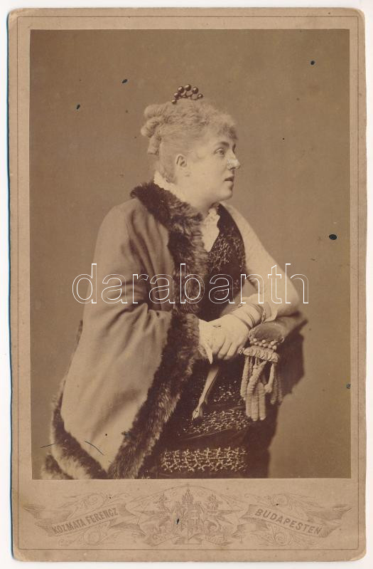 Blaha Lujza portré fotója. Keményhátú fotó Kozmata Ferenc Budapesten Kristóf tér 4. szám (10,9 x 16,8 cm) (EK)