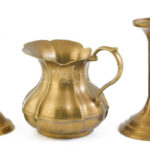 3 db réztárgy (kiöntő, gyertyatartók), egy jelzett, m: 12,5-17 cm