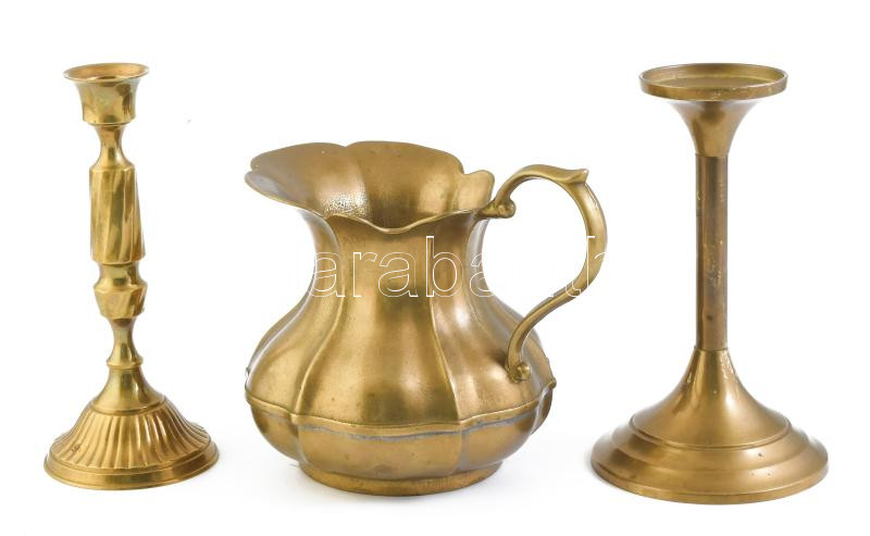 3 db réztárgy (kiöntő, gyertyatartók), egy jelzett, m: 12,5-17 cm