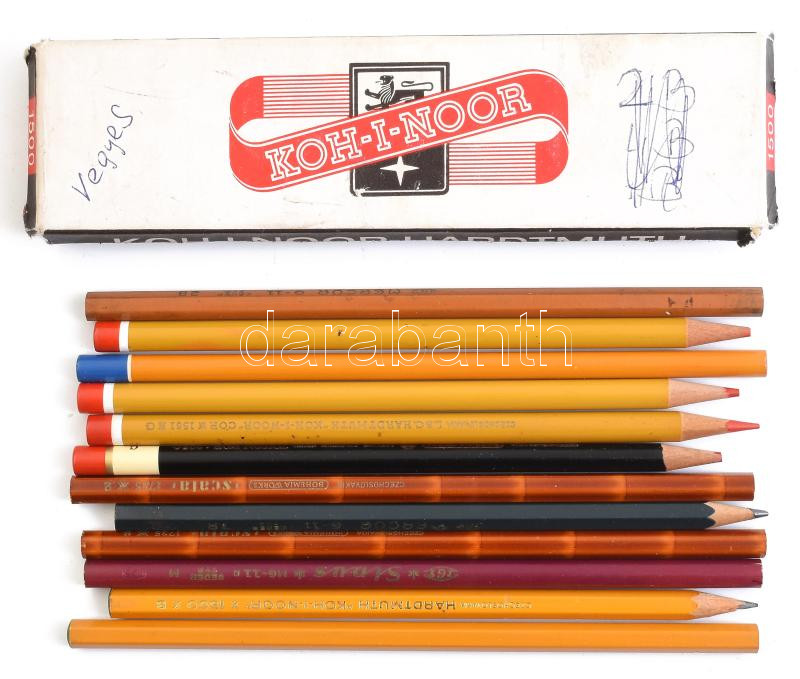 Egy doboz vegyes, főleg csehszlovák ceruza (Hardtmuth Koh-I-Noor, Scala, stb.), össz. 12 db
