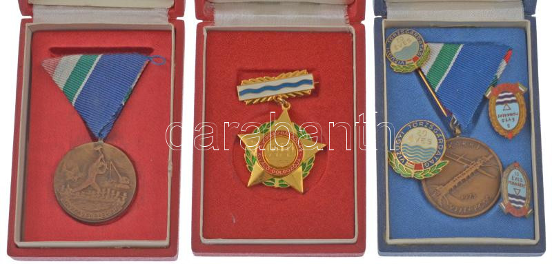 7db-os vízügyes jelvény tétel, közte ~1970. 'Árvízvédelemért' bronz kitüntetés mellszalagon, tokban, névre szóló viselési igazolvánnyal (35mm) T:XF