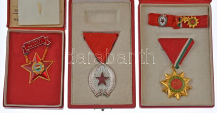 4db-os szocialista kitüntetés tétel, közte 'A Munka Érdemrend ezüstözött fokozata, Felszabadulási Jubileumi Emlékérem, Kiváló dolgozó, Törzsgárda jelvény' viselési igazolványokkal, mellszalaggal, szalagsávval és