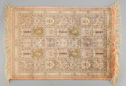 Irán, Qum kézzel csomózott, selyem szőnyeg, szép állapotban, 54x76 cm Irán Qom tartományában készülnek, Teherántól mintegy 100 km-re délre. Bár a szőnyegszövés Qomban az elmúlt 100 évig nem volt jelentős iparág, a Qomból