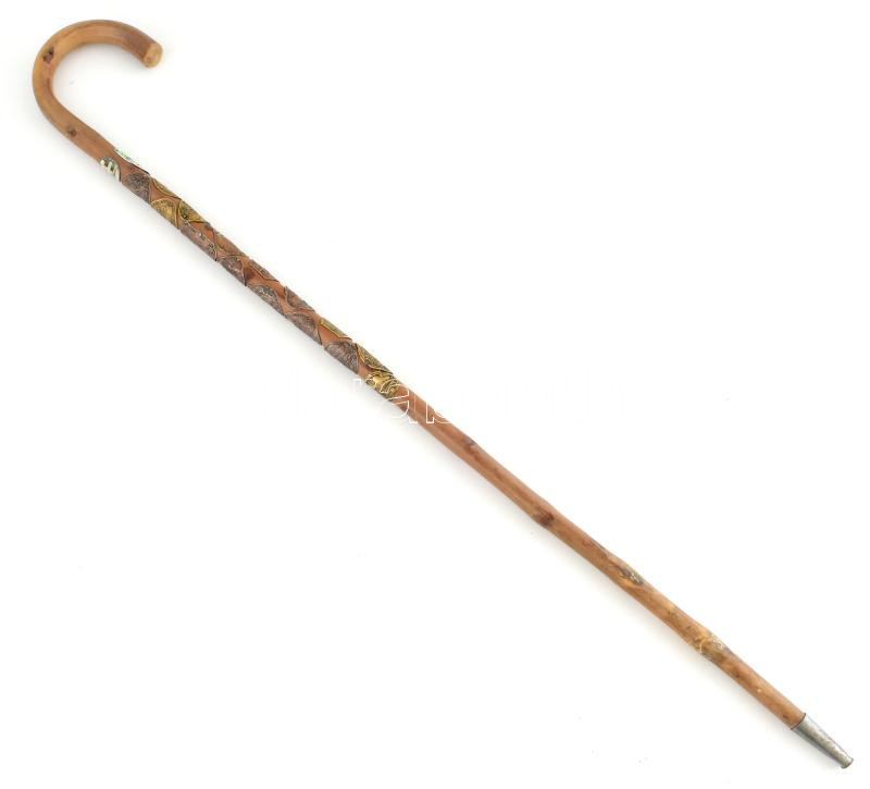 cca 1930-1940 Keményfa túrabot 17 db túrabot jelvénnyel osztrák Alpok neves helyeiről, bronz és fém 90 cm