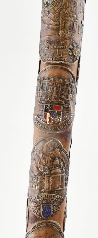 cca 1930-1940 Keményfa túrabot 17 db túrabot jelvénnyel osztrák Alpok neves helyeiről, bronz és fém 90 cm - Image 2