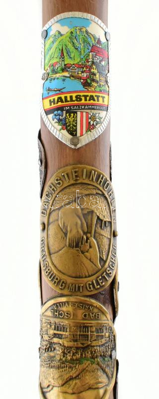 cca 1930-1940 Keményfa túrabot 17 db túrabot jelvénnyel osztrák Alpok neves helyeiről, bronz és fém 90 cm - Image 3