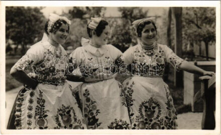 Kalocsai lányok, magyar folklór / Hungarian folklore from Kalocsa