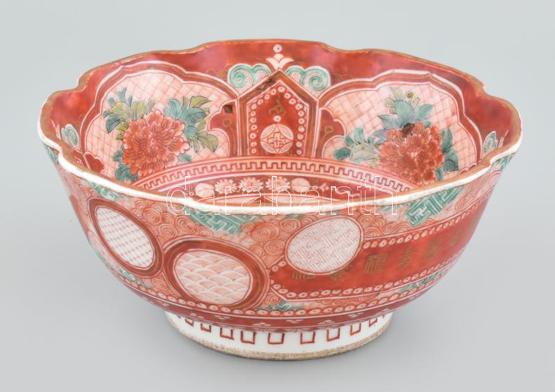 Japán, Kutani, Fuku rizses tál. Kézzel festett, jelzett. XIX.sz. vége, kopással d: 19 cm