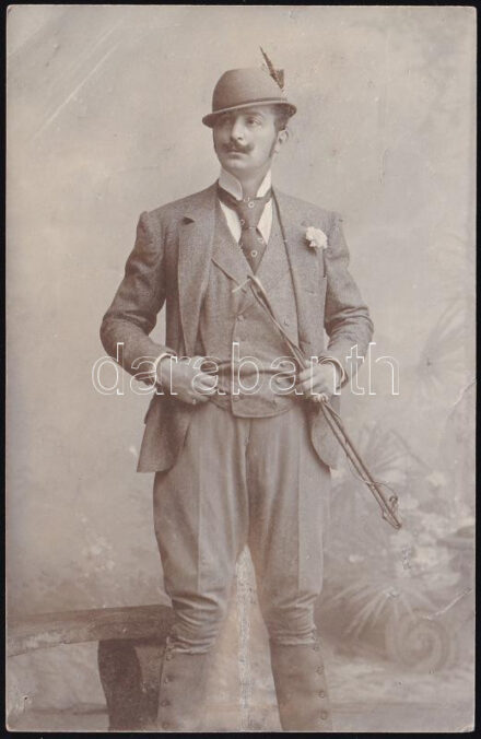 cca 1915 Férfi vadászruhában, fotólap, 14×9 cm