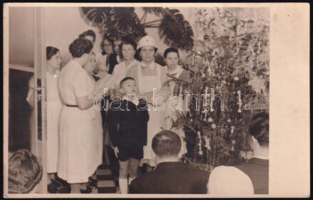 cca 1930-1940 Ünnepi szavalat, fotólap, Violetta fotószalon Budapest, 9×14 cm