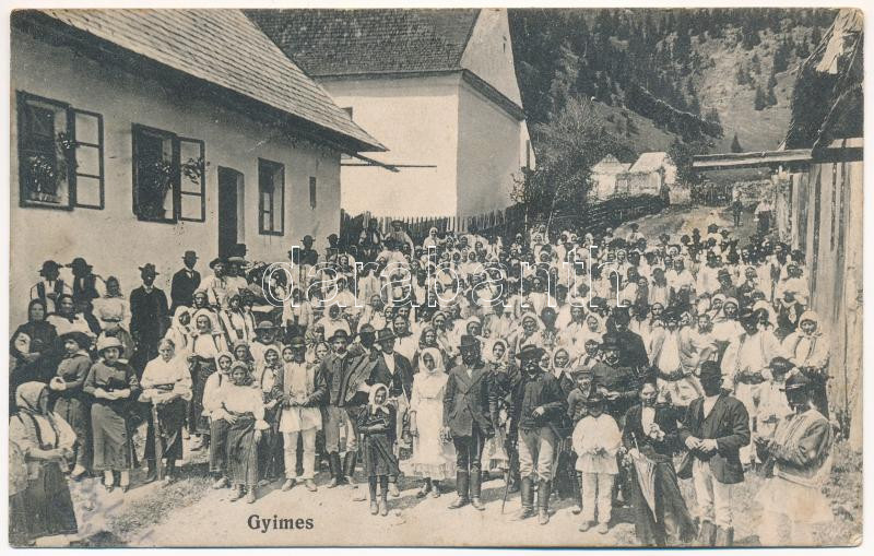Gyimesbükk, Ghimes-Faget; búcsú, ünneplő falubelik az utcán. Adler és fia Brassó / procession, villagers, folklore + 'GYIMES-BRASSÓ 246. SZ.' vasúti mozgóposta (EB)