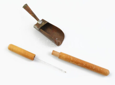 Gyógyszerész mintavevő pipetta udvari szállító feliratozott fa tokkal. 12 cm