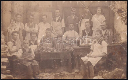 1930 Bp. IX. Mester utca 16. Scheiber Pál cipészműhelye, fotólap, felületén törésnyomok, 9×14 cm