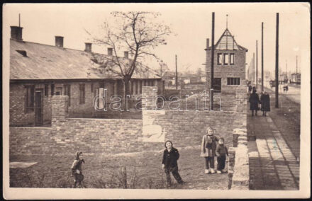cca 1940-1950 Budapest, külvárosi utcakép, fotólap, 9×14 cm