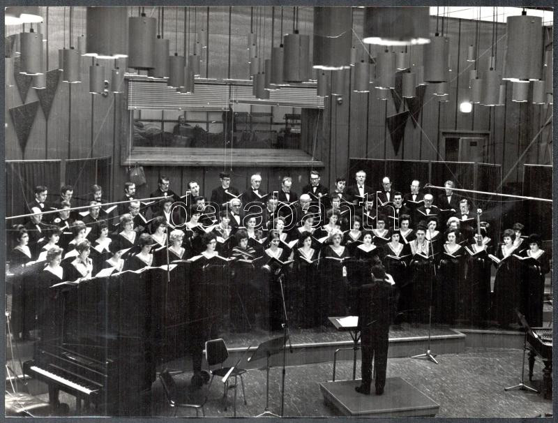 cca 1950-1970 Énekkarok, egyik a Magyar Rádió énekkara, 3 db fotó felületi hibákkal, 17×22 cm - Image 2