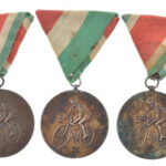 ~1945. 'Magyar Kerékpáros Szövetség' kétoldalas, ezüstözött bronz és bronz díjérem mellszalagon, Kossuth-címerrel (3db) T:XF,VF ezüstözés kopott