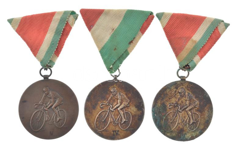 ~1945. 'Magyar Kerékpáros Szövetség' kétoldalas, ezüstözött bronz és bronz díjérem mellszalagon, Kossuth-címerrel (3db) T:XF,VF ezüstözés kopott