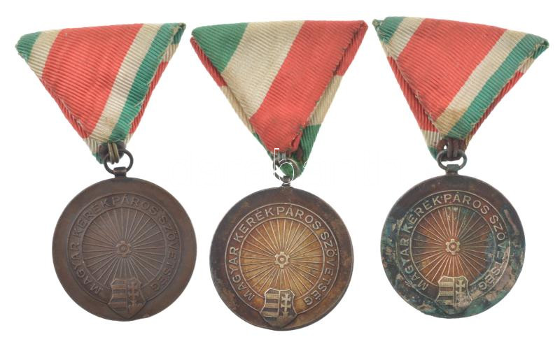 ~1945. 'Magyar Kerékpáros Szövetség' kétoldalas, ezüstözött bronz és bronz díjérem mellszalagon, Kossuth-címerrel (3db) T:XF,VF ezüstözés kopott - Image 2
