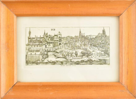 Jelzés nélkül: Buda anno 1493 (Schedel Világkrónikája után). Rézkarc, papír, üvegezett fa keretben, 6×12 cm