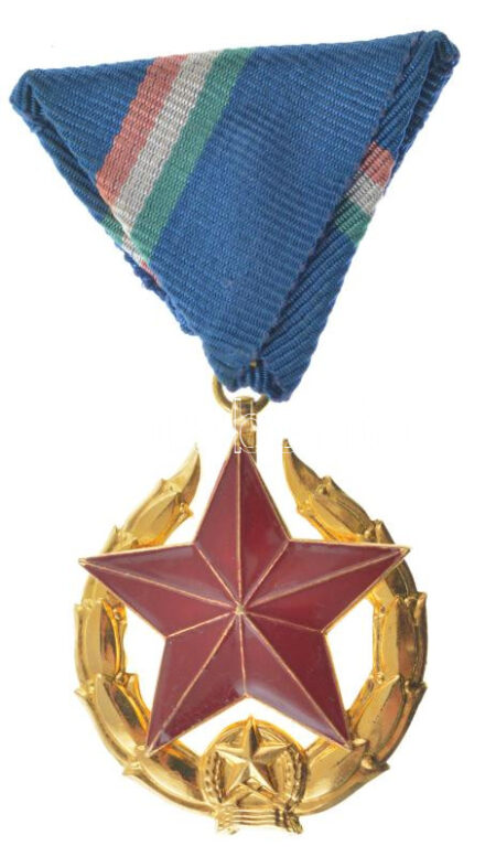 1951. 'Közbiztonsági Érem arany fokozata a rendőrség tagjai részére' aranyozott bronz kitüntetés mellszalagon T:AU NMK 551