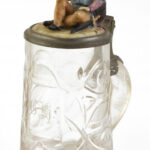 Antik, figurális korsó, üveg, porcelánbetétes ón fedővel, kopott, a király keze ragasztott, m: 21,5 cm