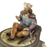 Antik, figurális korsó, üveg, porcelánbetétes ón fedővel, kopott, a király keze ragasztott, m: 21,5 cm - Image 2