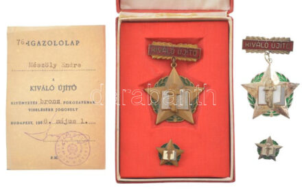 ~1960-1970. 'Kiváló Újító' ezüst és bronz fokozata (2xklf) műgyantás, ezüstözött bronz és bronz jelvények miniatűrrel, tokban, viselői igazolvánnyal T:XF patina