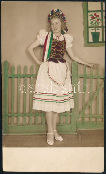 cca 1930 Lány magyaros ruhában, kézzel színezett fotó a budapesti Rubens műteremből, 14×8,5 cm