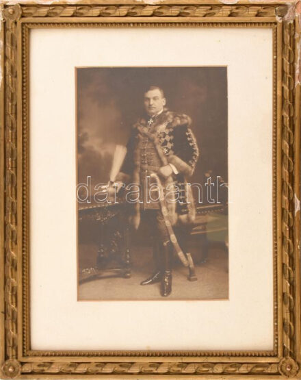 1912 gróf Üchtritz Amédé Antal díszmagyarban Fotó mérete 14x29 cm, sérült keret mérete 28x36 cm