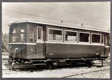 1968 A BHÉV vontatott járműveinek kép és jellegrajz gyűjteménye. 44 db fénykép (18x12 cm) az önálló BHÉV vonat és villamos hév kocsik részletes műszaki rajzaival, funkció szerinti csoportosításban. Műbőr kötésű mappában.