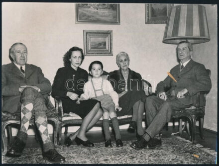 1947 Horthy Miklós kormányzó és családja a bajorországi Weilheimben, fotó, rajta: Horthy Jenő, özv. Horthy Istvánné, a fiatal unoka, Horthy István, Horthy Miklósné, és Horthy Miklós, sajtófotó, a hátoldalán feliratozva, Berlin,