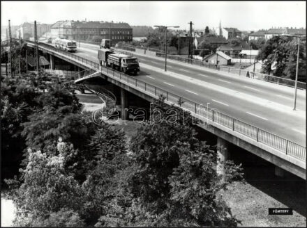 1970 Budapest, Kacsóh Pongrác úti (Hungária körút) vasúti felüljáró az átadás után a korra jellemző forgalommal, Ikarus busszal, Főmterv fotó, hátoldalt pecsételve, sarkain kis törésnyomok, 30×40 cm
