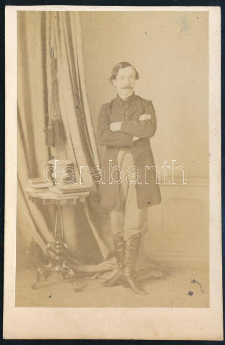 1861 széki gróf Teleki László (1811-1861) magyar politikus, író egészalakos fotója, Mayer György fényképíró pesti műterméből, a verzóján a fotográfus bélyegzésével, feliratozva, 10x6 cm