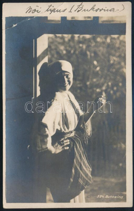 cca 1920-1930 Bukovina, nő népviseletben, feliratozott fotó, saroktöréssel, 14x9 cm / Bucovina (Bukowina), woman in folk costume, photo, damaged corner