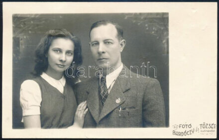 cca 1940-1950 Gyöngyös, férfi hadirokkant kitűzővel, fotólap Bardóczy és Tőzsér műterméből, 9×14 cm