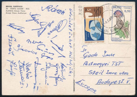 cca 1969 A magyar labdarúgó válogatott tagjai által aláírt képeslap a Braziliából Zászló, Dunai II., Solmyosi, Rákosi, Páncsics, Bene / Autograph signed postcard of the Hungarian football team from Brasil