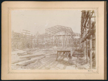 1895 Fémvázas csarnok építéséről készült fotó hátul az építkezés felett az 1885-ben épült Iparcsarnok kupolája látható a fotón vélhetően az 1896-os Millenniumi Kiállítás valamelyik pavilonját építik a Városligetben