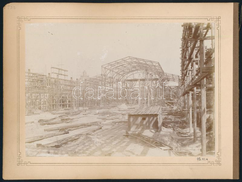 1895 Fémvázas csarnok építéséről készült fotó hátul az építkezés felett az 1885-ben épült Iparcsarnok kupolája látható a fotón vélhetően az 1896-os Millenniumi Kiállítás valamelyik pavilonját építik a Városligetben
