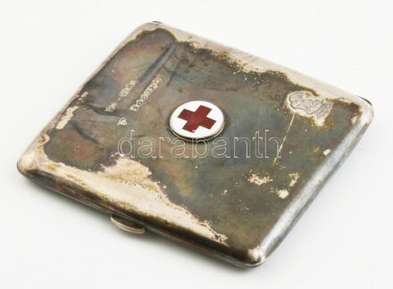 1915 Ezüst (Ag) vésett magyar nemesi címeres cigaretta tárca zománc Vöröskeresztes jelvénnyel Gruppe J. 1914-15 véséssel. Katonarorvosi emlék 83 g / Silver cigarette box for military doctor . Hallmarked 8x9 cm