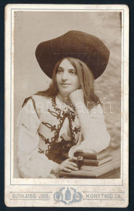 1890 Felvidék Gutkaiss Jos. Korytnicza, Oszada, Koritnica fürdő lány portréja 7x10 cm