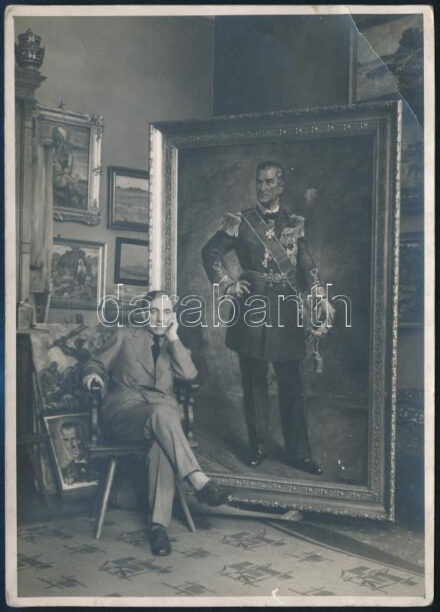 1938 Vitéz Darvassy István festőművész műtermében, Horthy Miklós egészalakos festményével, amely a Hódmezővásárhelyi polgármesteri hivatal dísztermébe készült, hátul feliratozott fotó kis saroktörés 18x12 cm