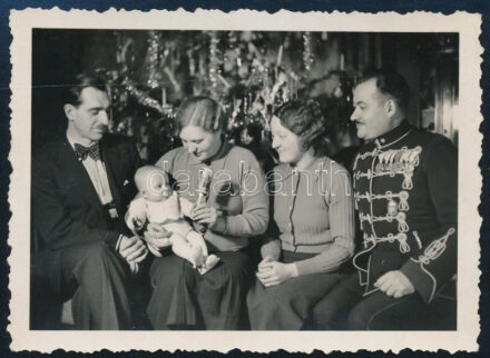 1940 Karácsonyi csoportkép Horthy tiszttel szép kitüntetés sorral, Vitézi Jelvénnyel 9x12 cm