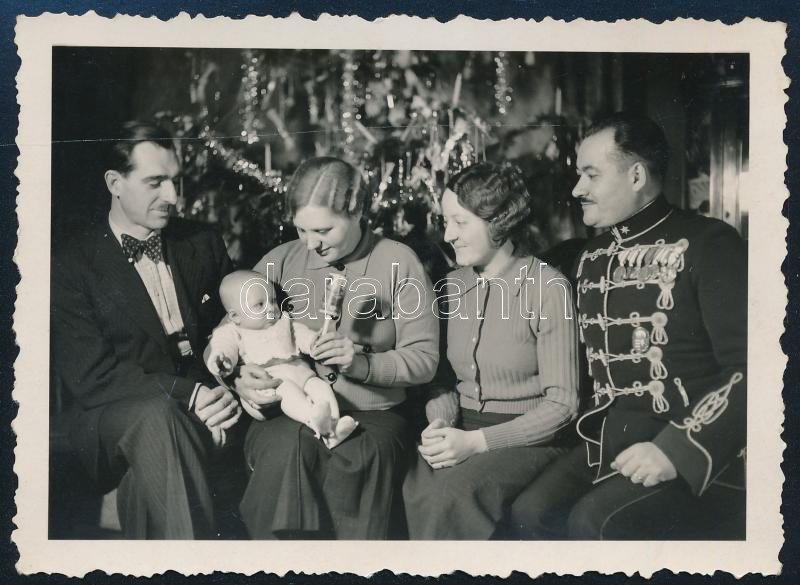 1940 Karácsonyi csoportkép Horthy tiszttel szép kitüntetés sorral, Vitézi Jelvénnyel 9x12 cm
