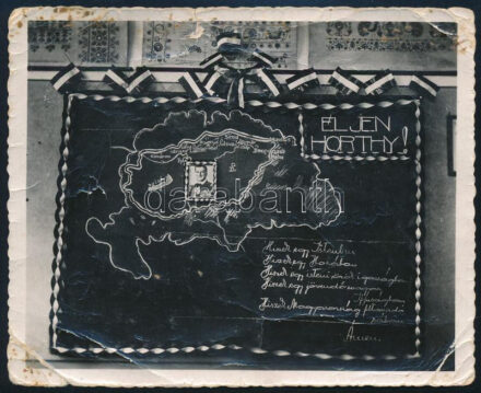 cca 1938 Irredenta rajz osztályteremben rajta Éljen Horthy, továbbá Horthy Miklós portréja és a Hiszekegy 11x8 cm gyűrött