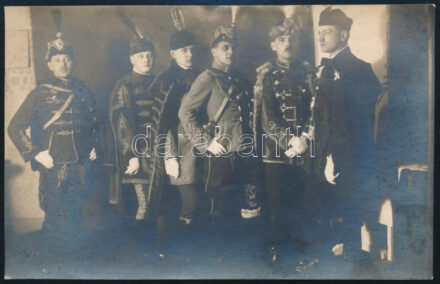 cca 1930 Díszmagyaros csoportkép diákkal. Fotólap